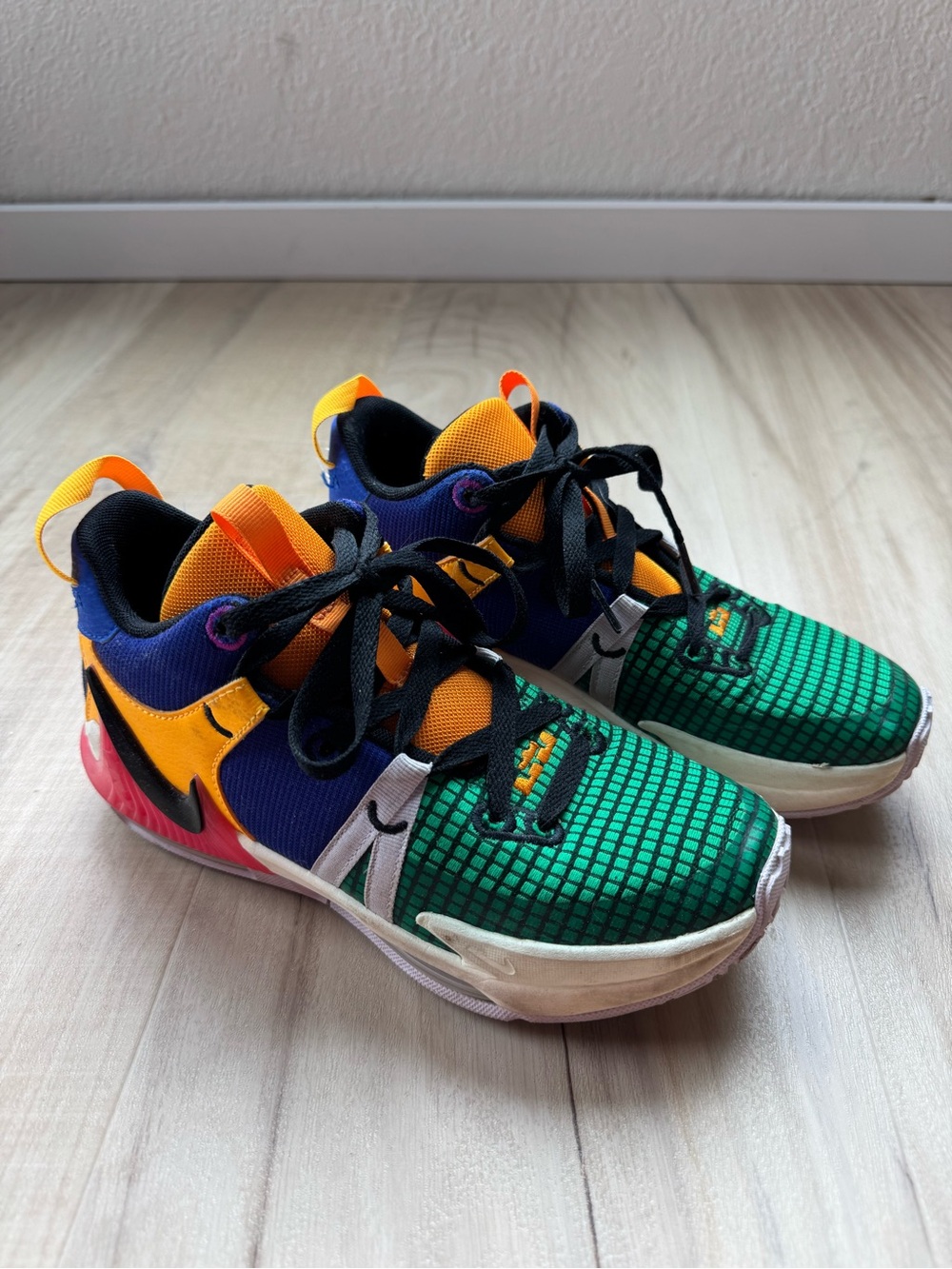 Nike LeBron Witness 7 youth size 5